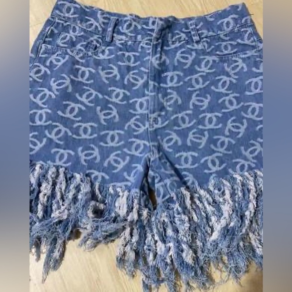 Letter C denim fridged shorts.